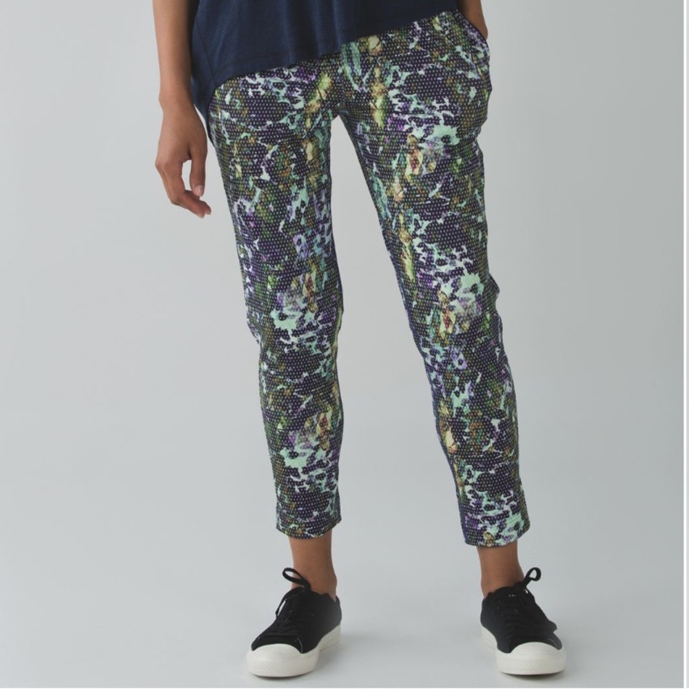 lululemon “Jet Crop” Luxtreme Slim, Size 4